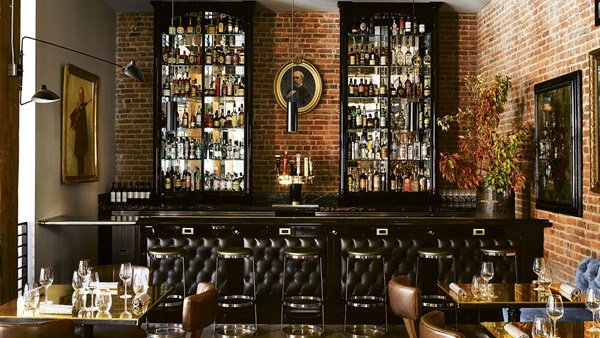 O bar da sala de jantar no Battery, um clube social privado e hotel em San Francisco.