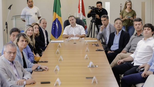 O governador Renan Filho e o secretário de Estado do Desenvolvimento Econômico e Turismo, Rafael Brito, receberam o diretor-geral da Decolar, Alexandre Moshe e sua comitiva para formalização do acordo
