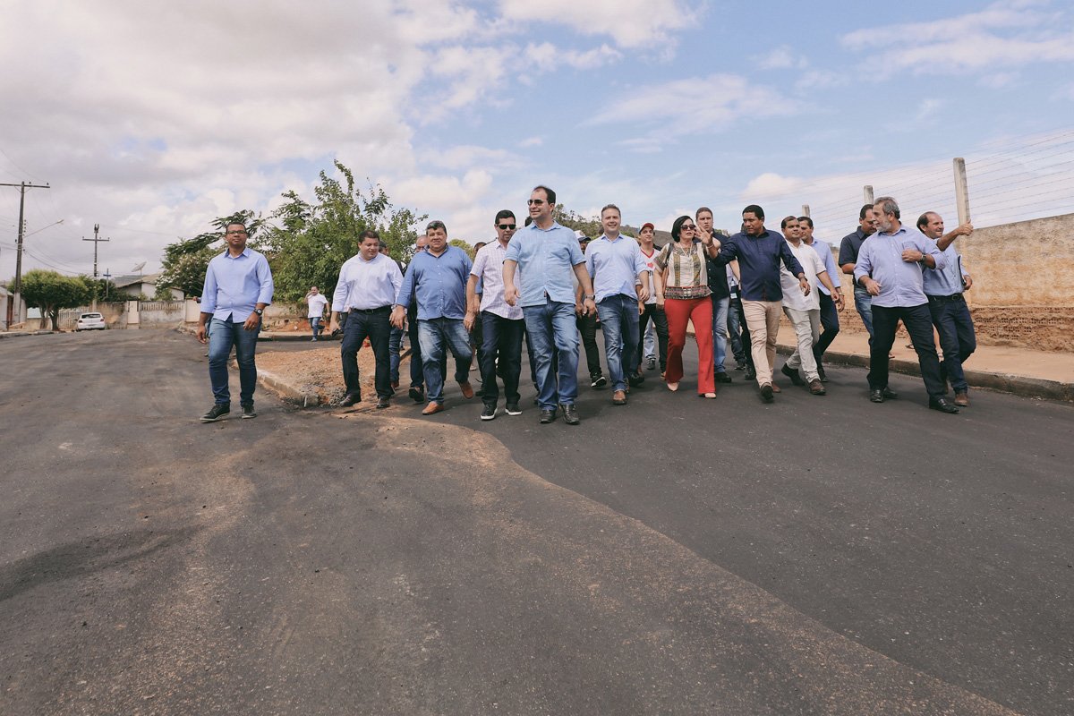 Governador visita obras de pavimentação do conjunto Pedro Suruagy, no bairro de Palmeira de Fora (Foto: Márcio Ferreira)