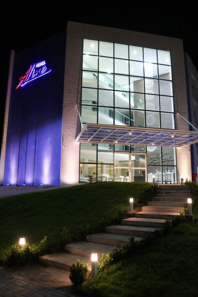 O atributo alt desta imagem está vazio. O nome do arquivo é DELMIRO-HOTE-ALINE-BRISTOL-682x1024.jpeg